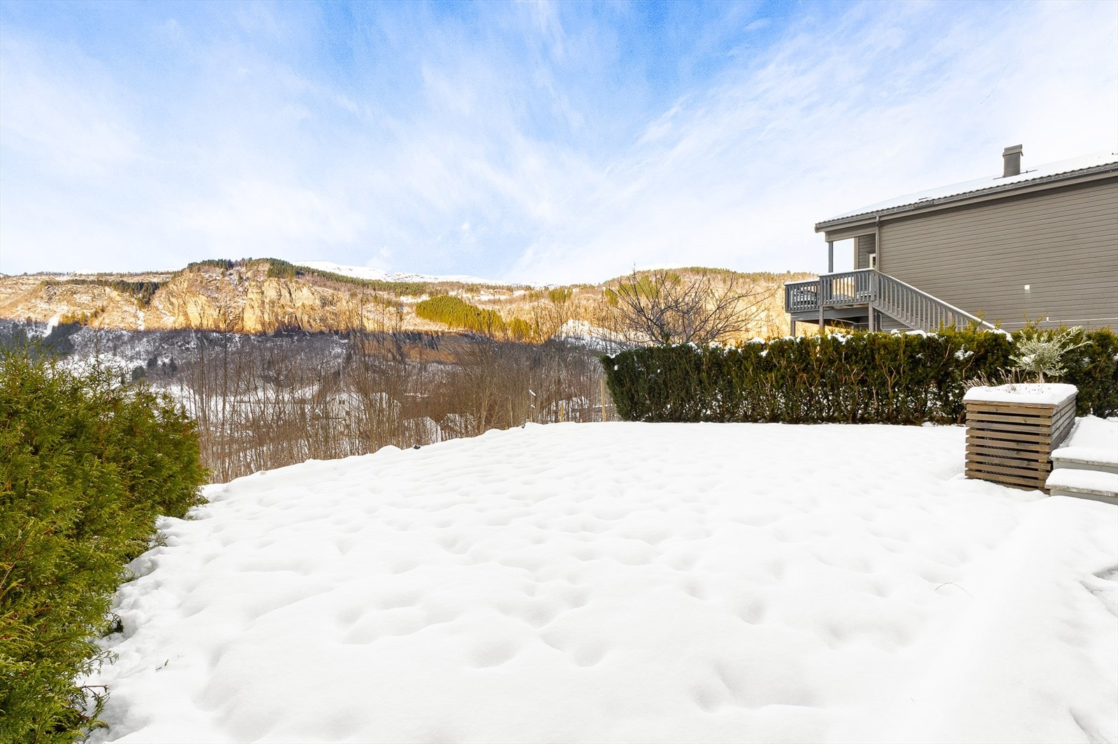 - Skjermet hagedel hvor barna kan løpe fritt i trygge omgivelser - Galleribilde