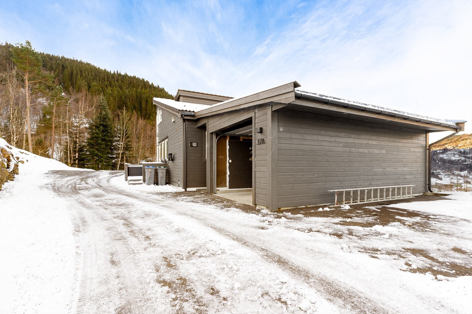 - Her har du parkeringsmulighet både i garasje og utenfor - Galleribilde