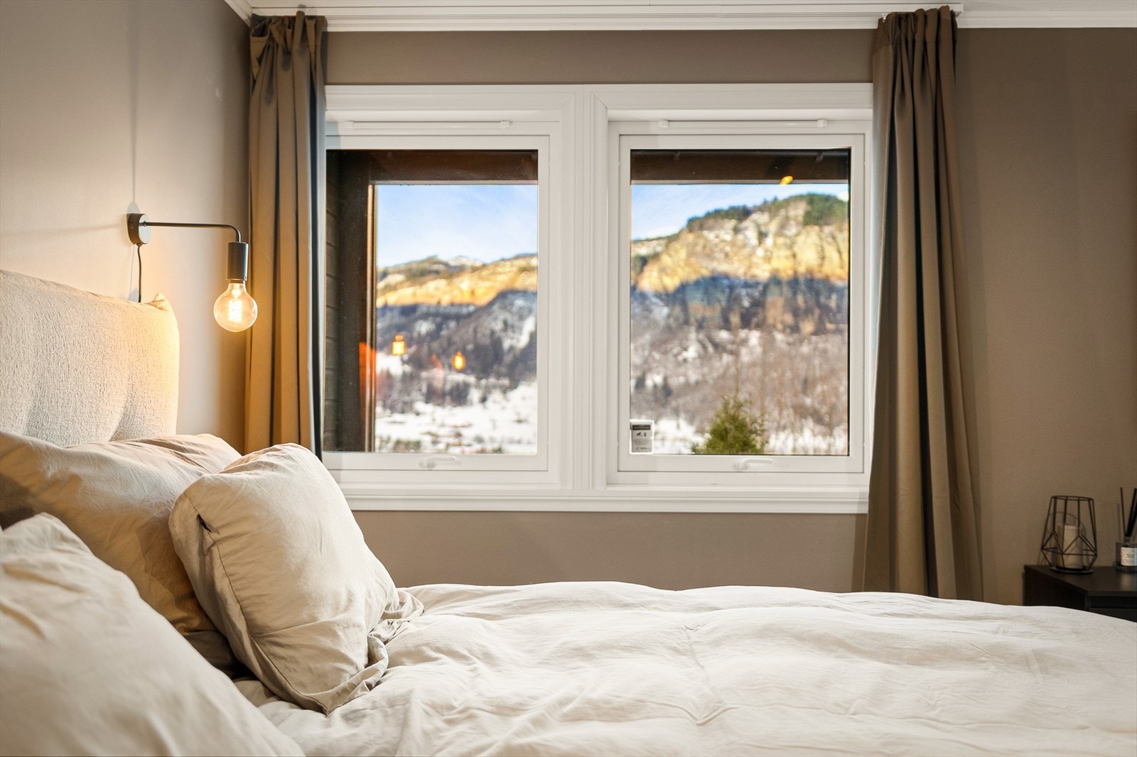 - Soverommene i underetasjen er romslige og kan enkelt innredes med ønsket møblement - Galleribilde