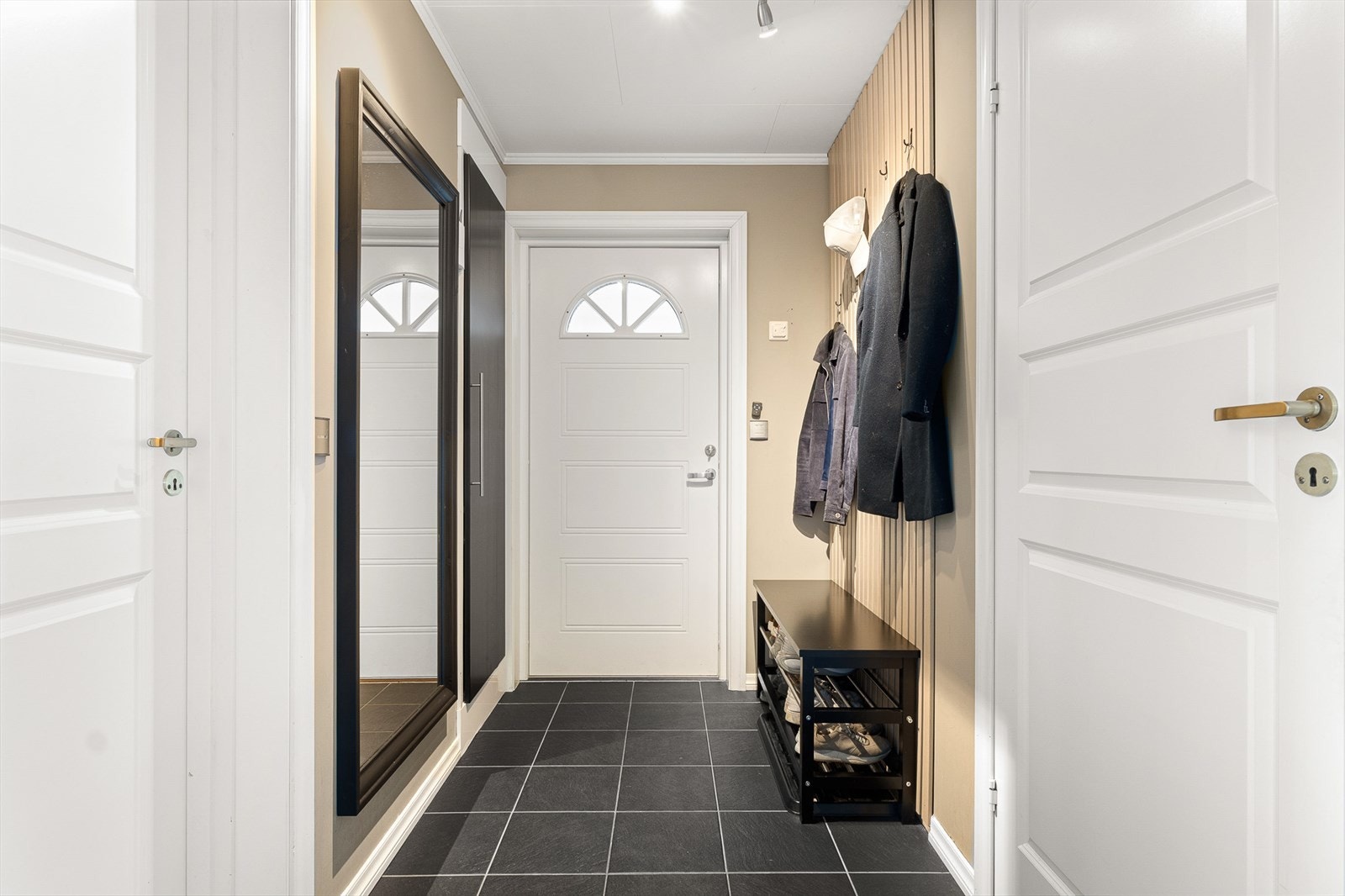 - God plass til ønsket oppbevaringsløsning. Merk også integrert skap i vegg - Galleribilde