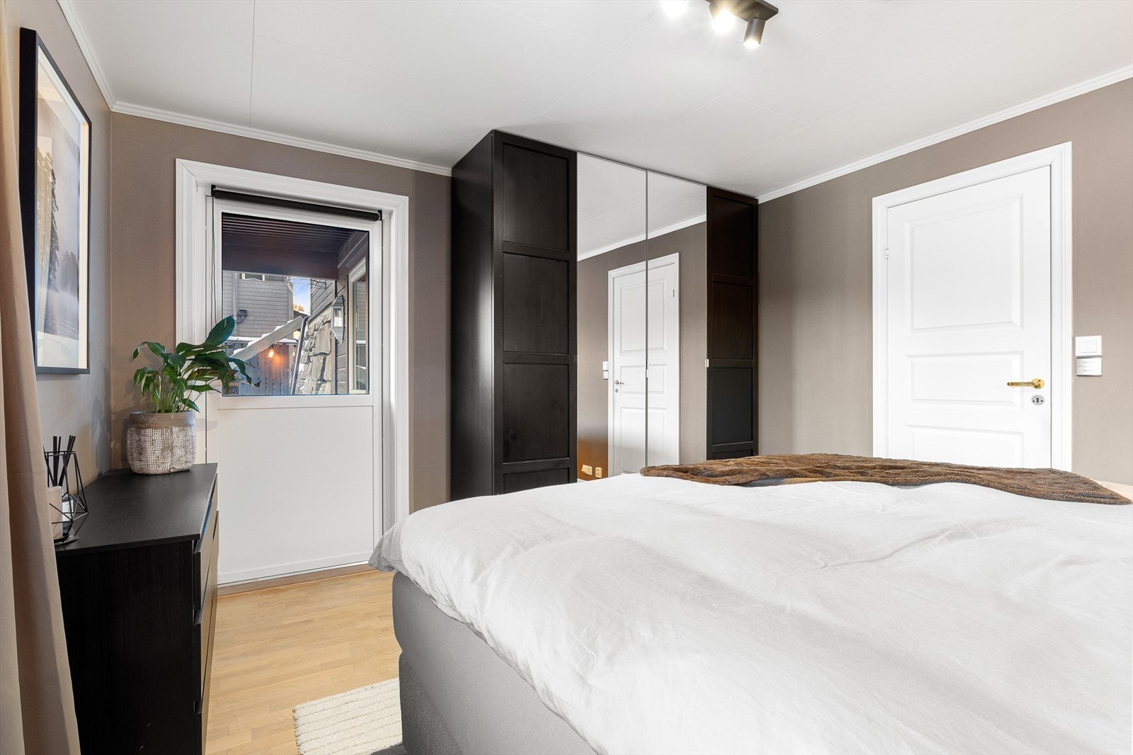 - Soverommet har tilkomst til terrasse og hage - Galleribilde