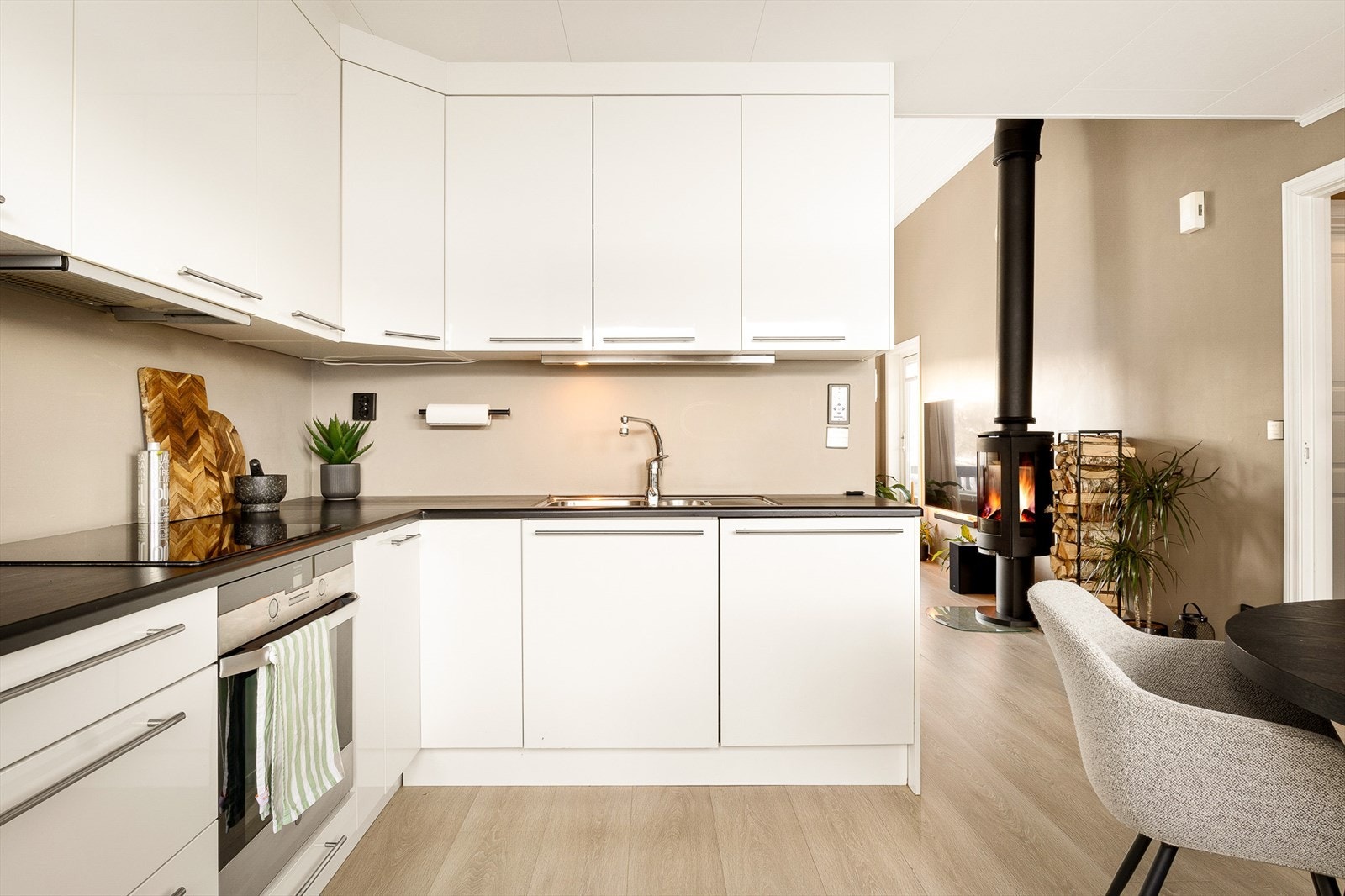 - Kjøkkenet har rikelig med skapplass og med det gode muligheter for oppbevaring - Galleribilde