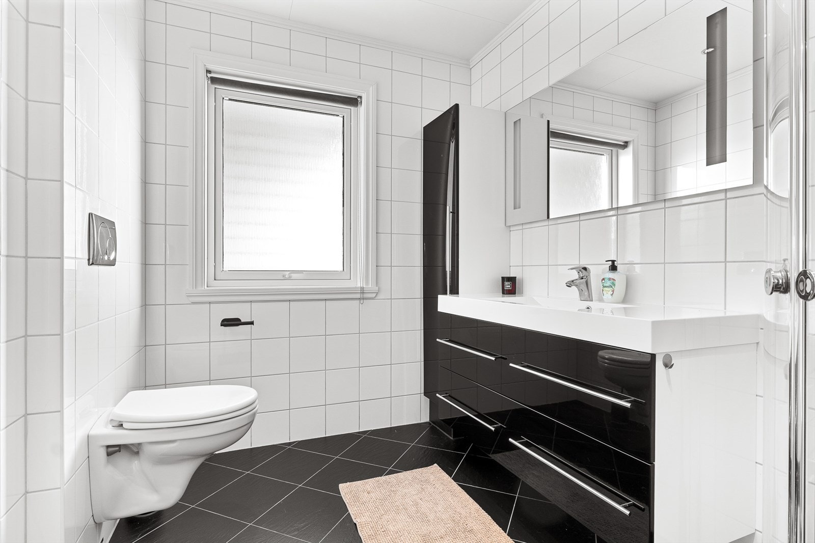 - Helfliset bad i 1. etasje med behagelig varme i gulv - Galleribilde