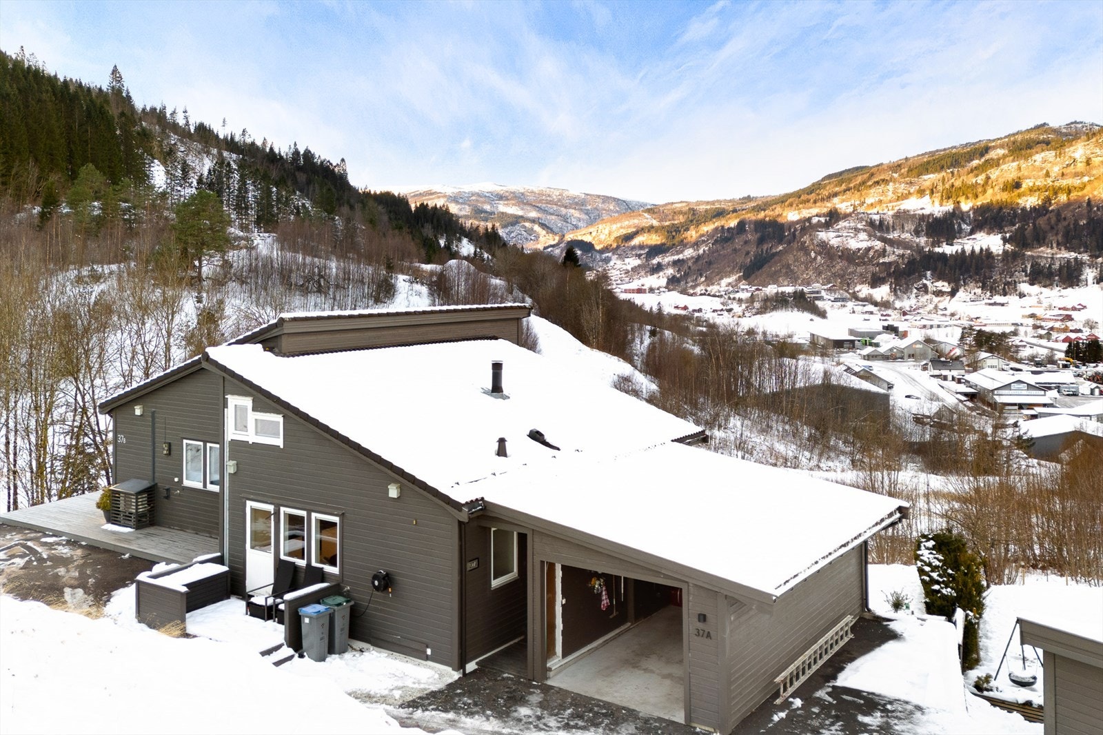 - Hyggelig terrasse ved inngangsparti med direkte tilkomst fra kjøkkenet - Galleribilde