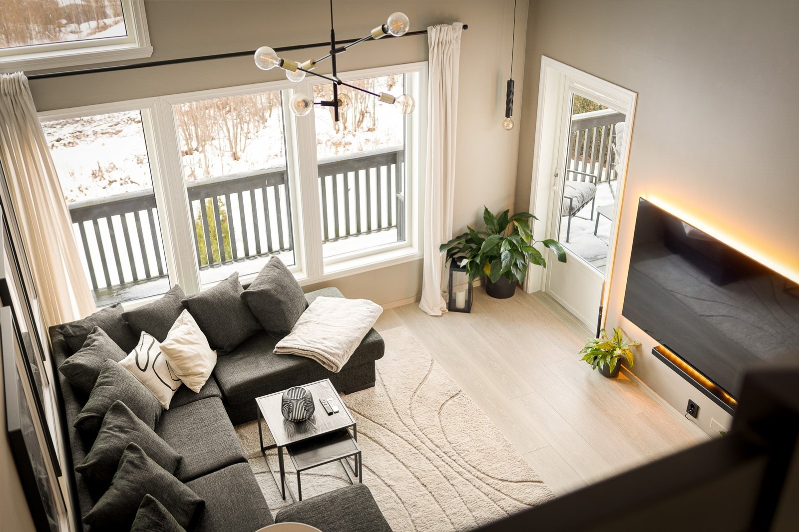 - Merk den generøse takhøyden på inntil 4,65m (!) - Galleribilde