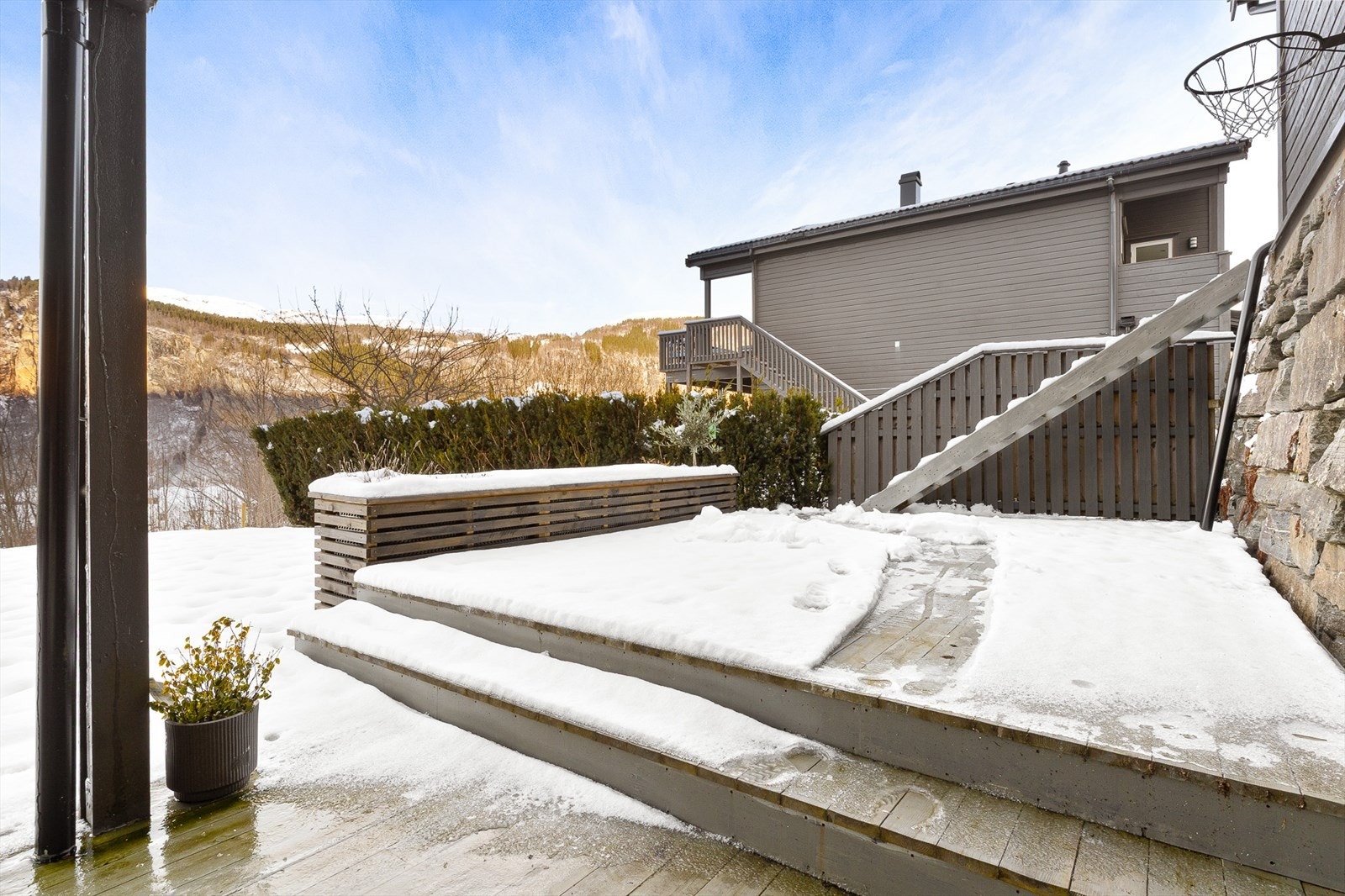 - Romslig terrasse over ulike nivåer - her har du god plass til ønsket utemøblement i ulike soner - Galleribilde