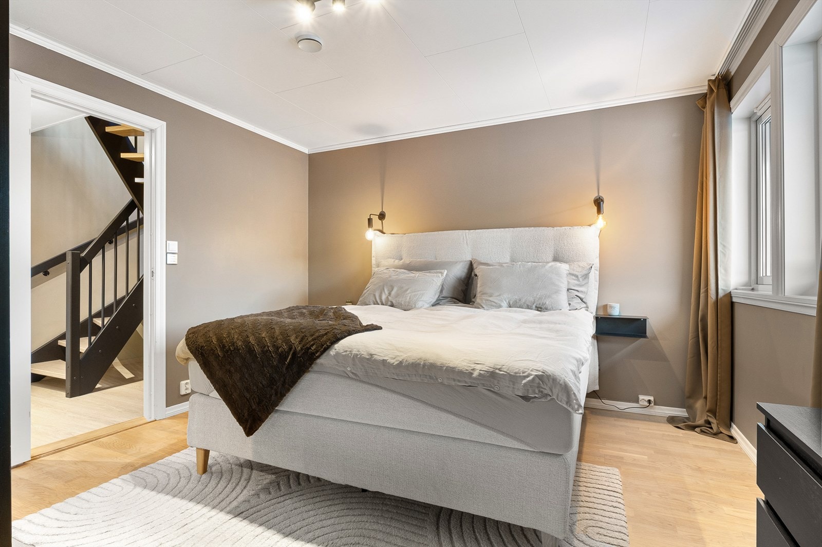 - Rommene er malt i moderne farger - Galleribilde