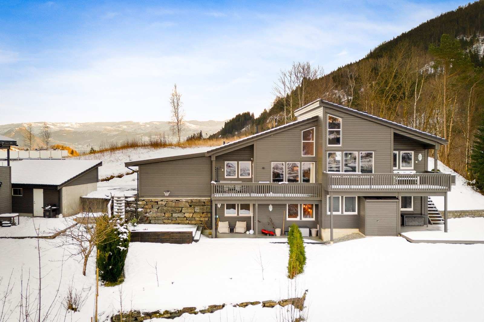 - Med moderne standard, gjennomtenkte løsninger og nærhet til servicetilbud og natur, er dette en bolig som kombinerer komfort og funksjonalitet i naturskjønne omgivelser - Galleribilde