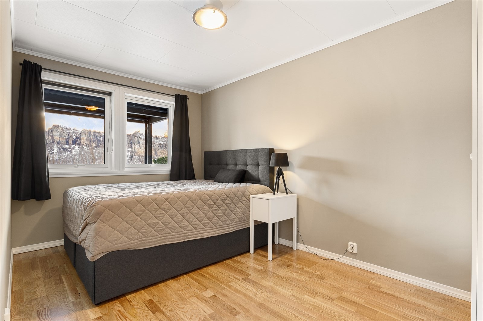 - Underetasjens andre soverom er og av god størrelse - Galleribilde