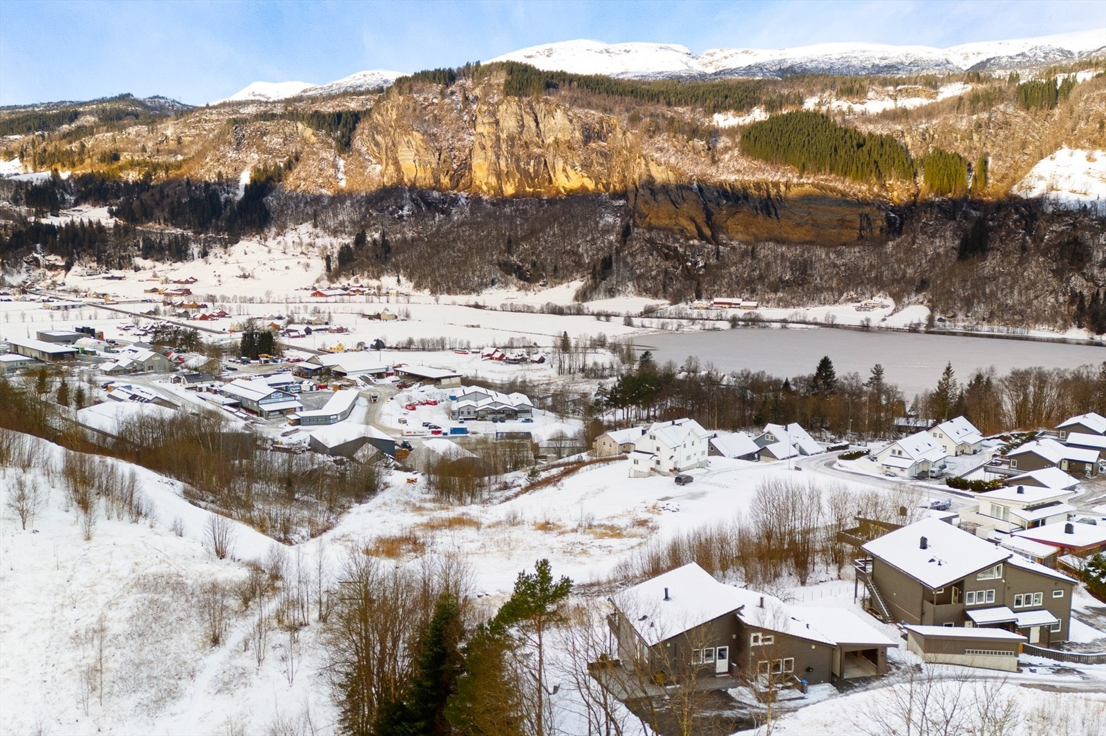 - Fra boligen er det 11 minutters gange til Spar, og 13 minutter til Coop Prix - Galleribilde