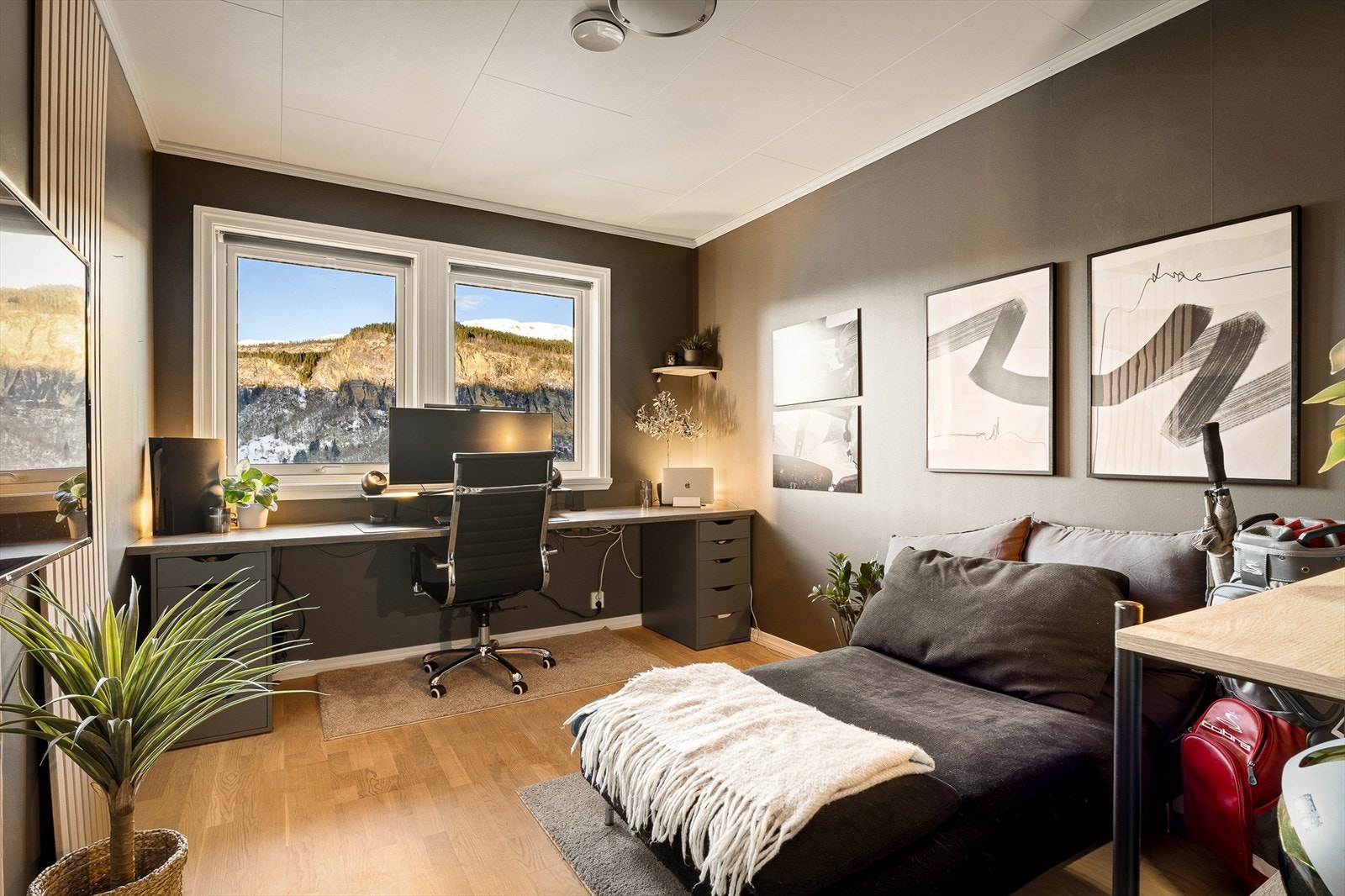 - 1. etasje kommer og med et svært romslig soverom - Galleribilde