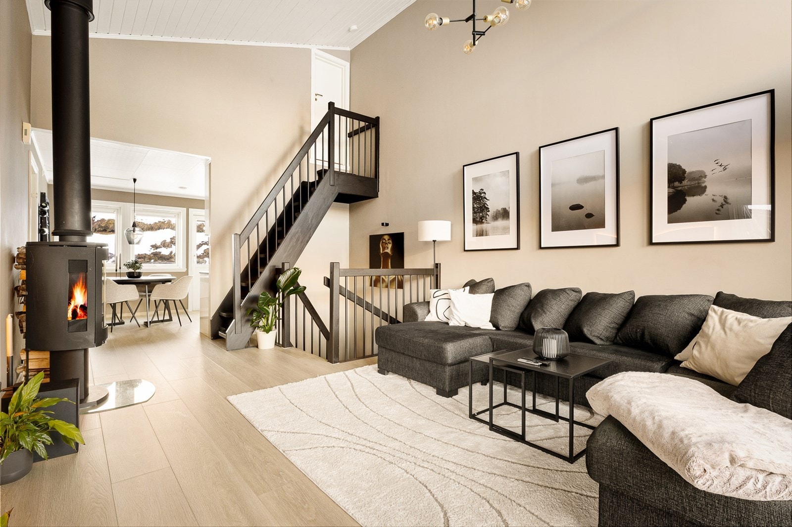 - Boligen er malt i delikate og tidsriktige farger som bidrar til et moderne uttrykk - Galleribilde