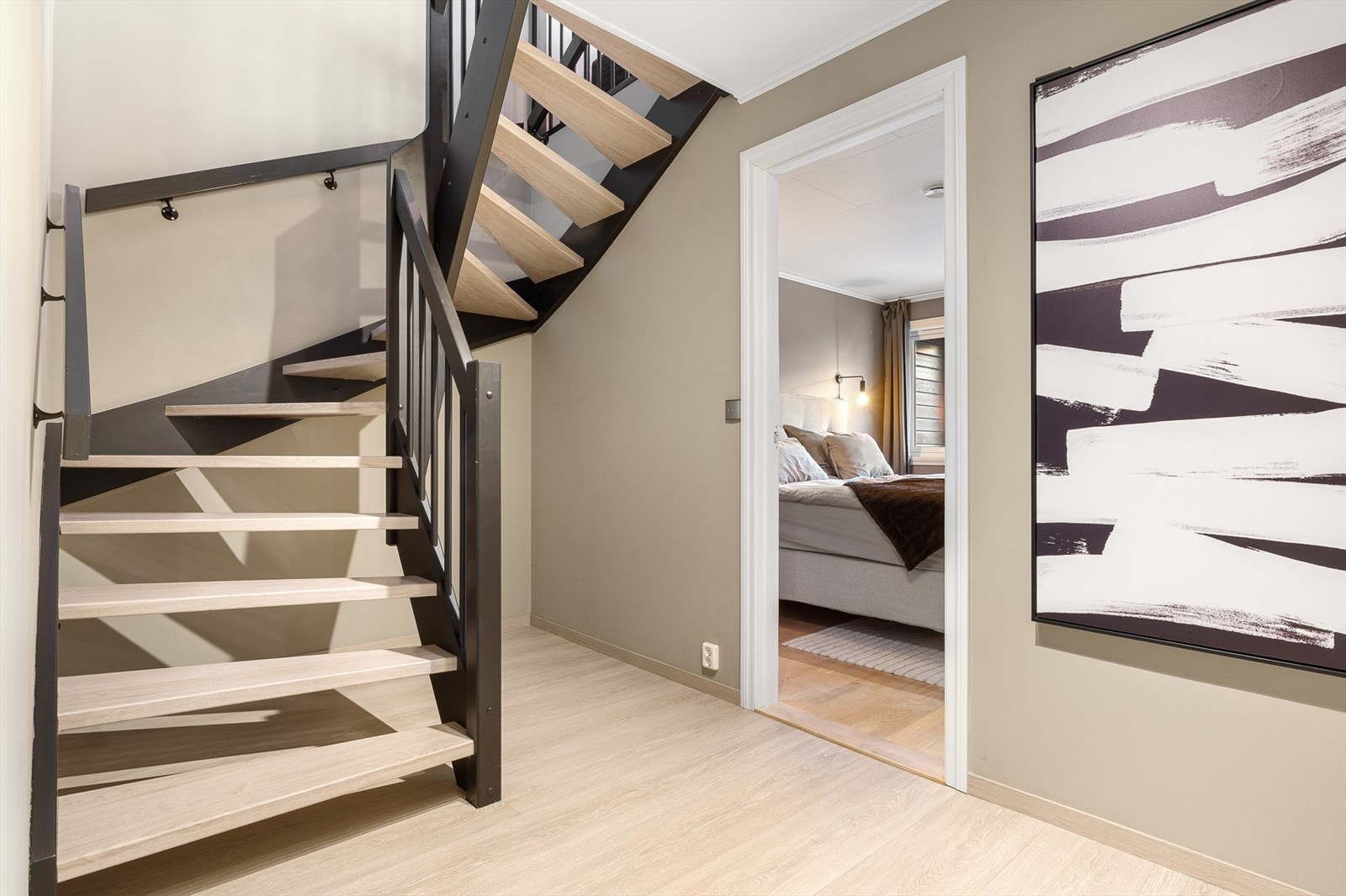 -Vi beveger oss ned i underetasjen - Galleribilde