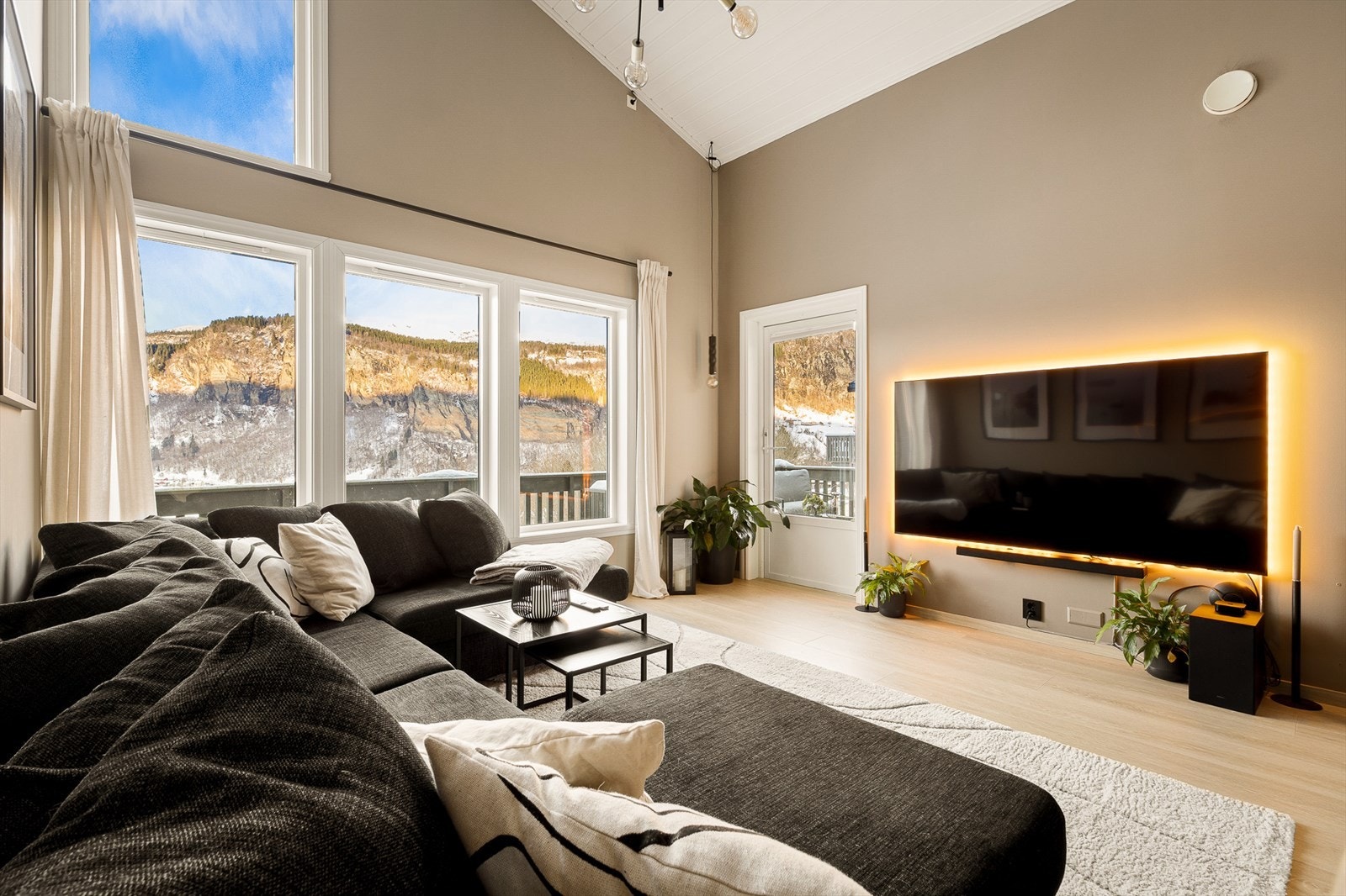 - Fra stuen har du tilkomst til balkongen - Galleribilde