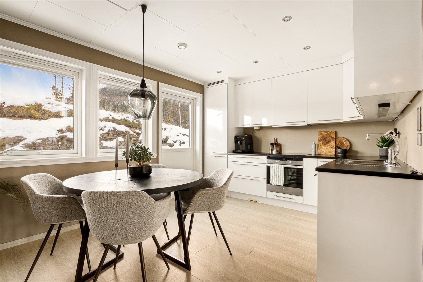 - Delikat kjøkken med slette fronter og benkeplate av laminat. Integrerte hvitevarer - Galleribilde