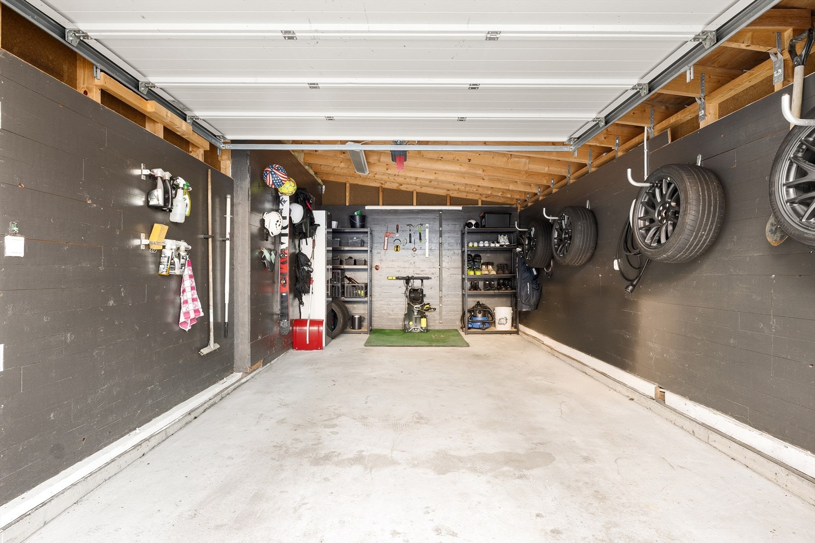 - Romslig garasje hvor det er installert elbil-lader - Galleribilde