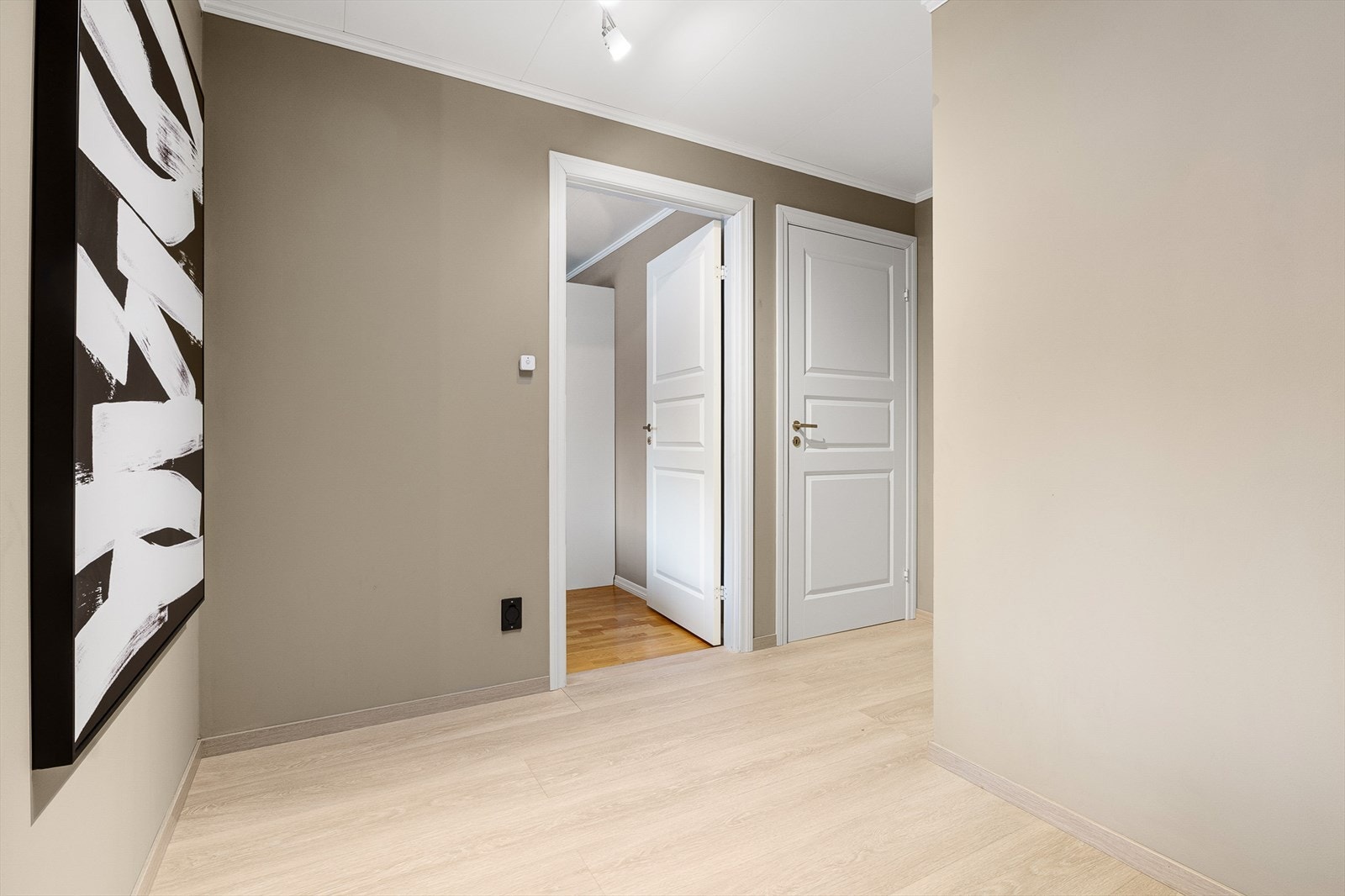 - Nytt gulv i gang og stue/kjøkken - Galleribilde