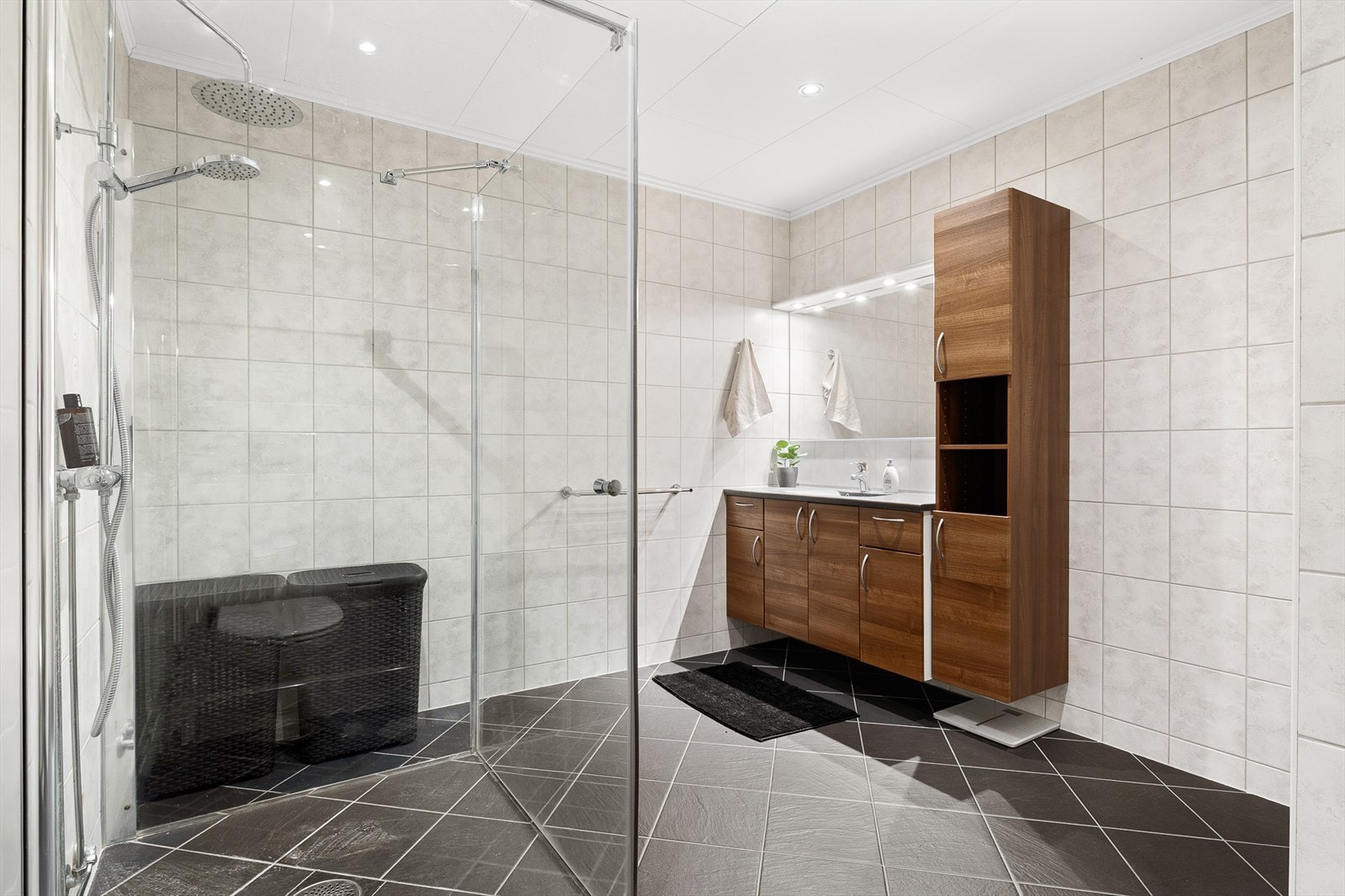 - Helfliset bad av god størrelse. Dusj med glassdører og baderomsmøbel med gode oppbevaringsmuligheter - Galleribilde