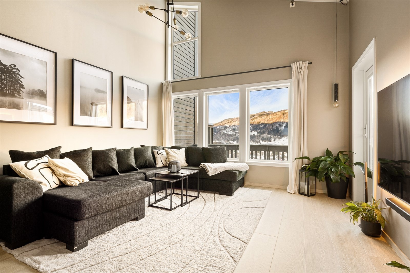 - Her kan man innrede etter eget ønske. Vindusflatene gir flott utsikt over omgivelsene - Galleribilde