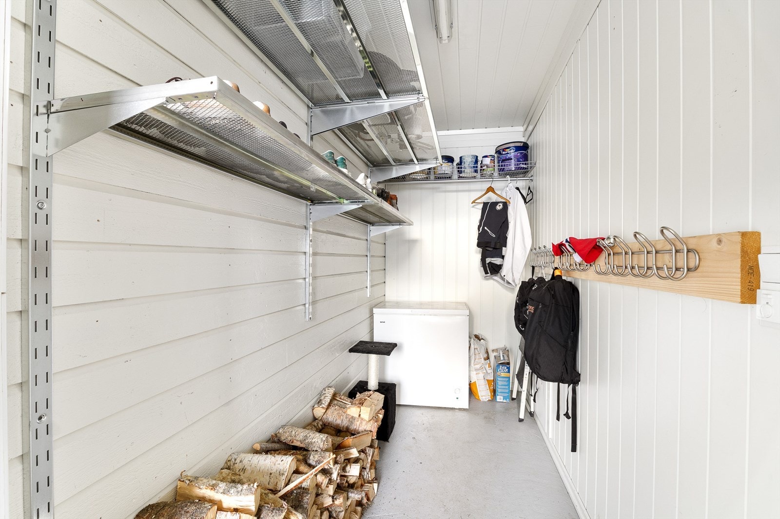 - Utvendig bod - praktisk for ekstra oppbevaring - Galleribilde