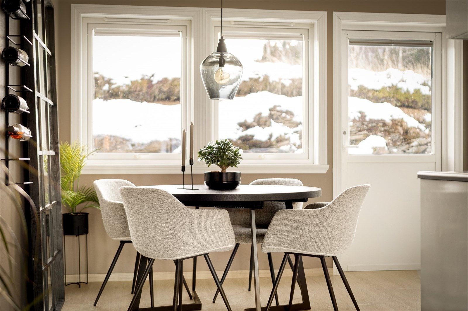 - Vi beveger oss inn til spisestue og kjøkken - Galleribilde