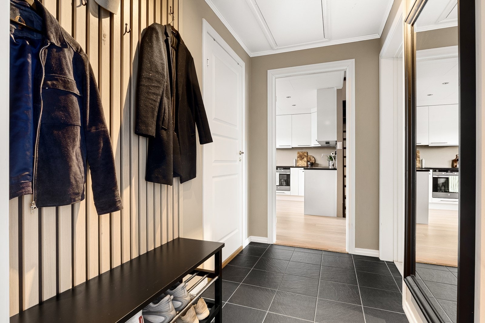 - Romslig entré i hovedetasjen med praktiske fliser på gulv - Galleribilde