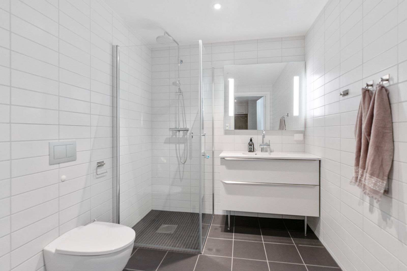 Delikat bad/WC med dusjhjørne Galleribilde