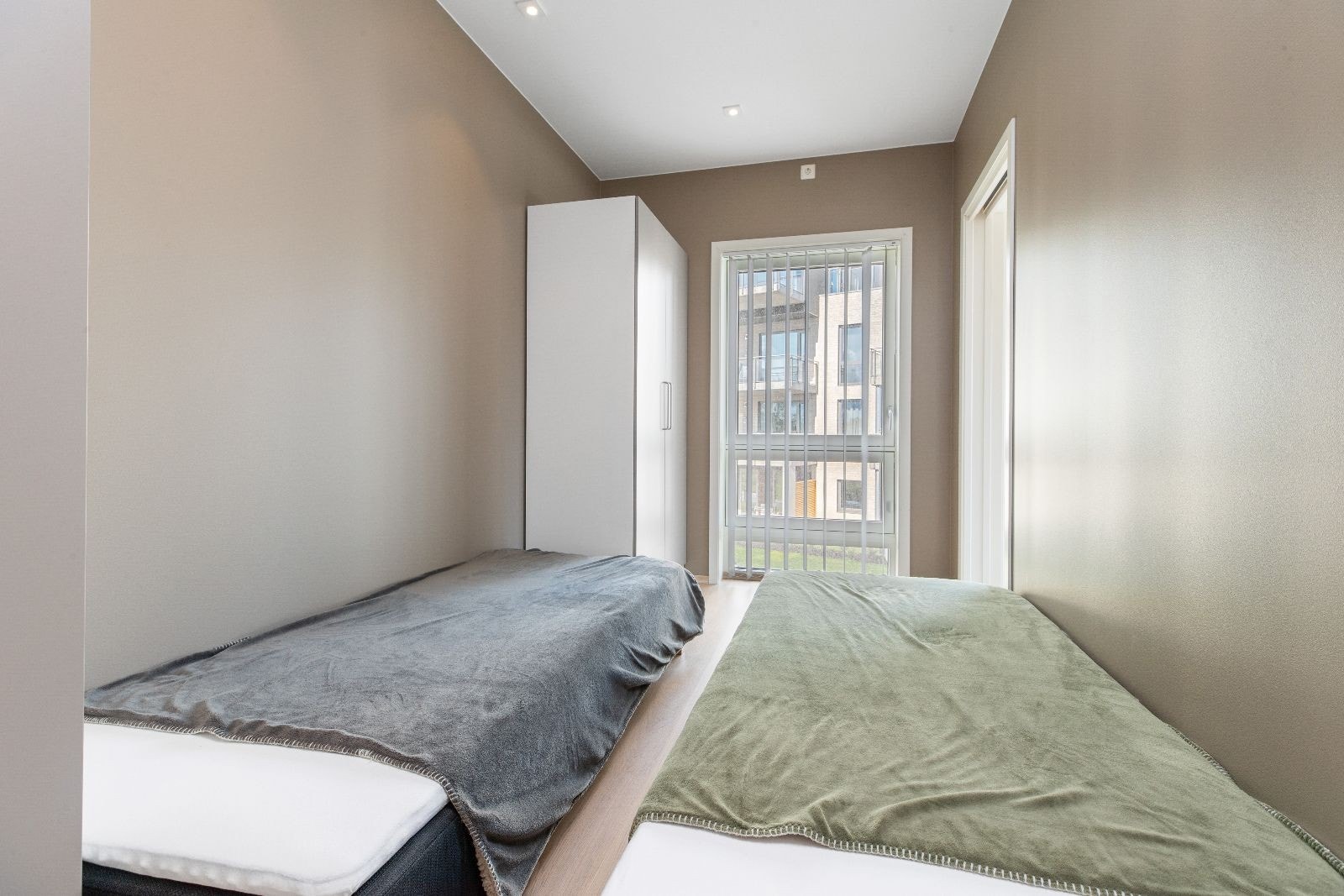 Soverom med garderobeskap Galleribilde