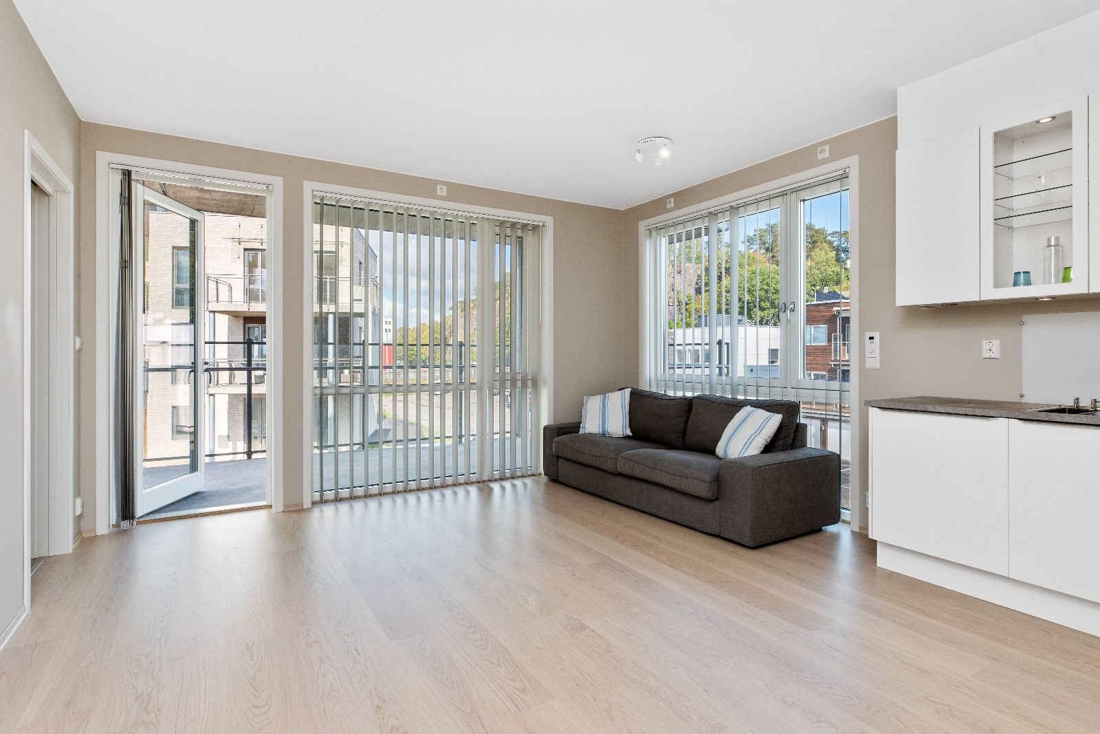 Lys stue med utgang til balkong Galleribilde