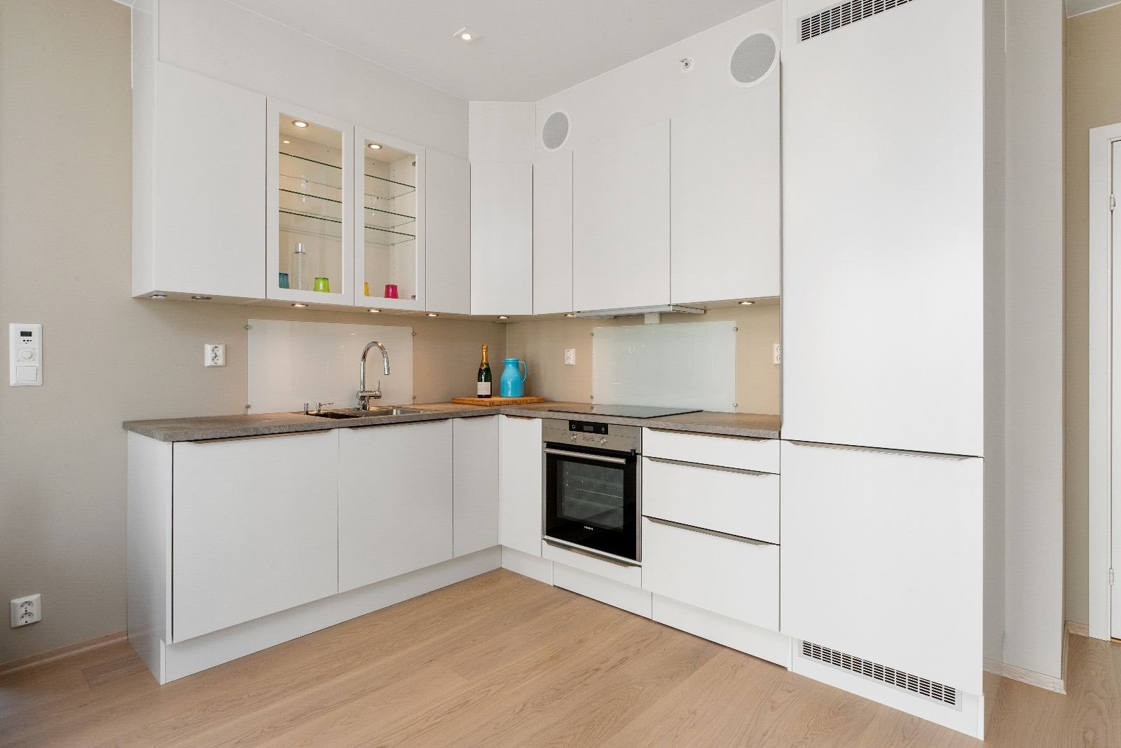 Kjøkken med integrerte hvitevarer Galleribilde