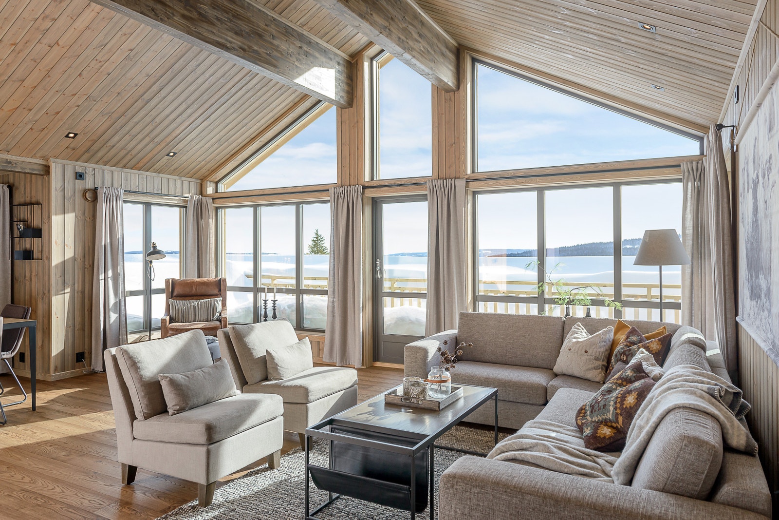 Store vinduer som slipper naturen inn i stua. Galleribilde