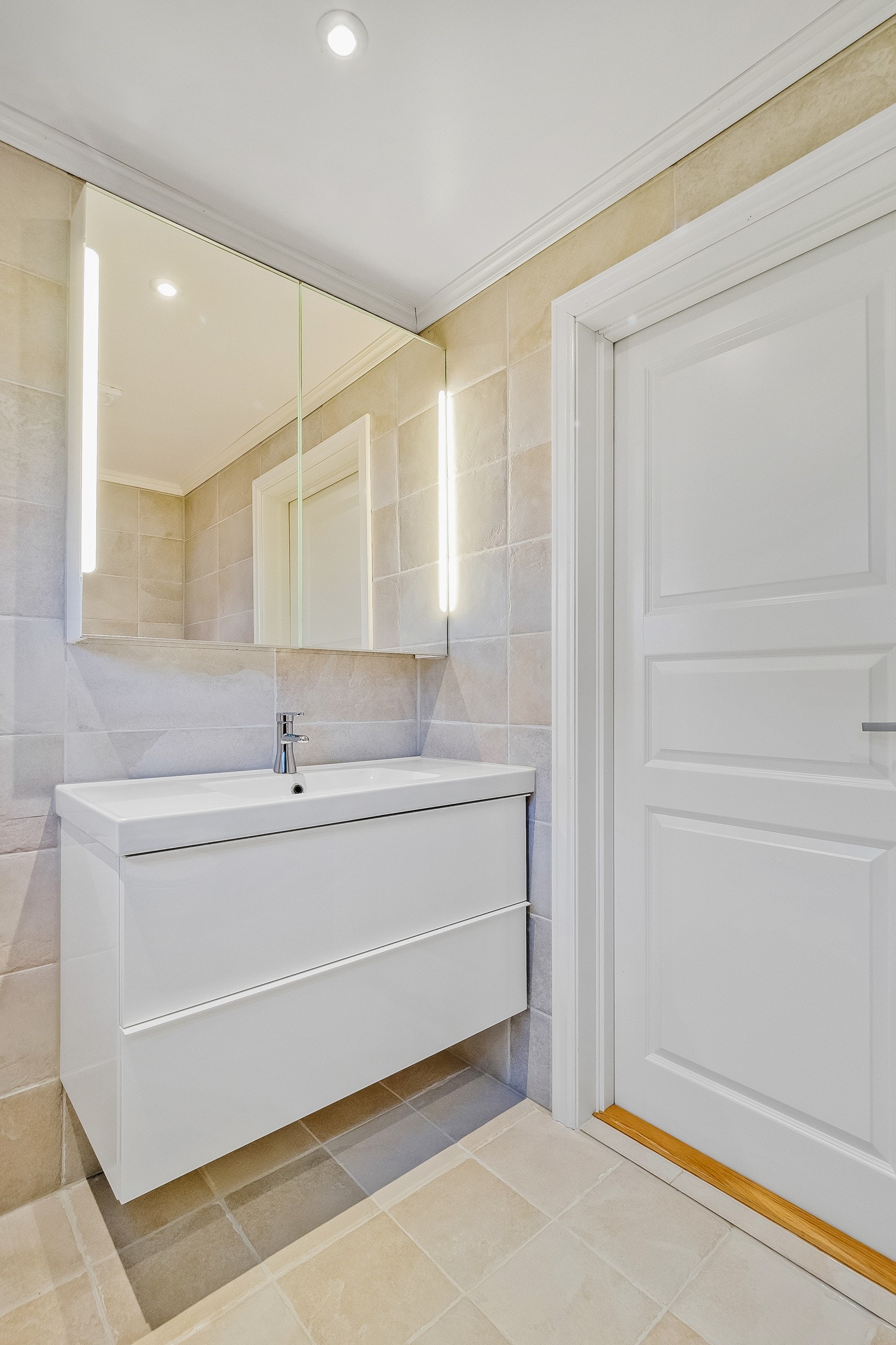 Bad hovedetasje. Galleribilde