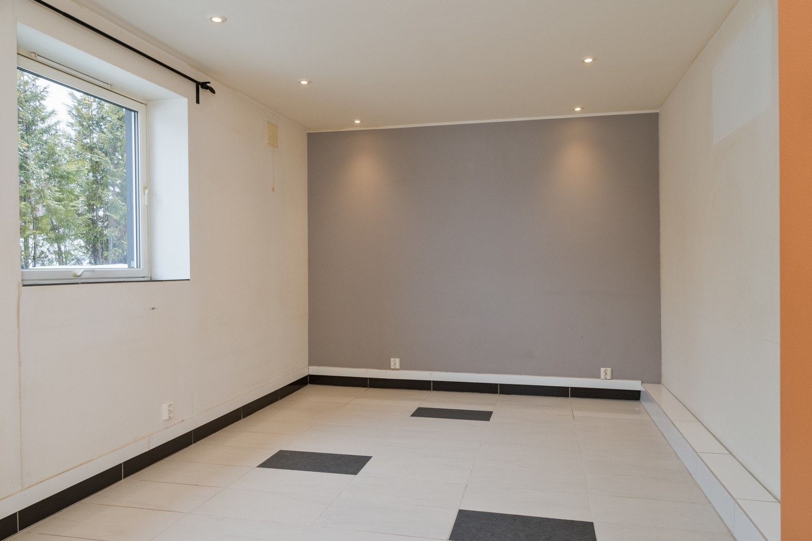 Stue ligger i åpen løsning mot kjøkken. Galleribilde