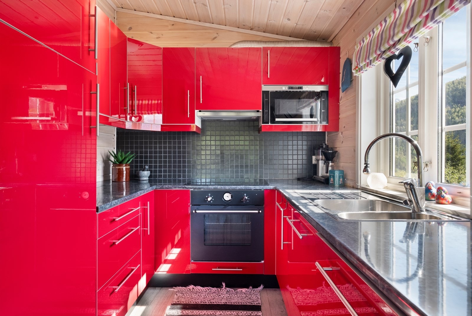 Kjøkken | Integrerte hvitevarer: kjøleskap, micro, oppvaskmaskin, platetopp og komfyr Galleribilde