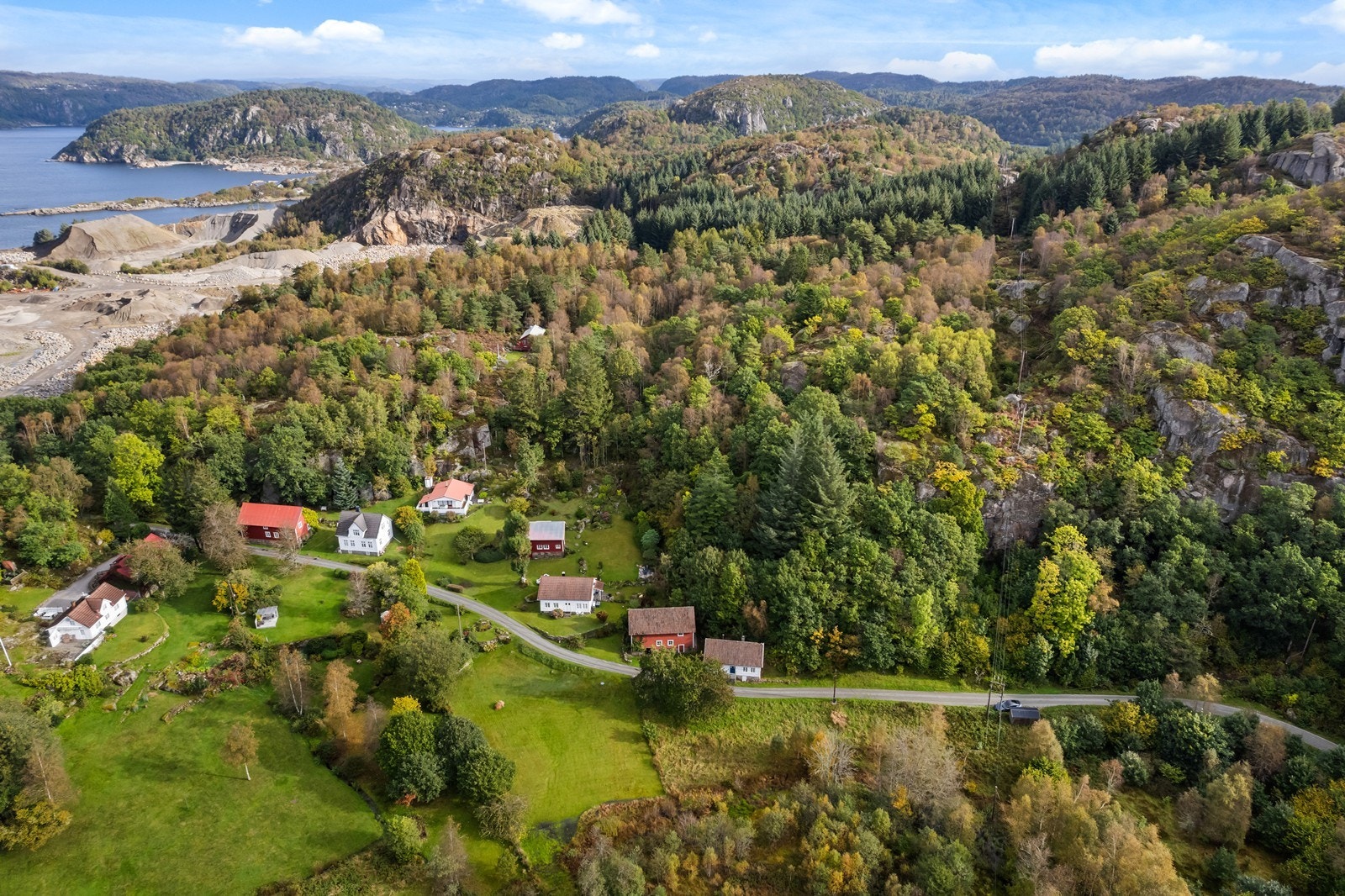 Tomt med flere teiger på ca. 176 daa. totalt Galleribilde