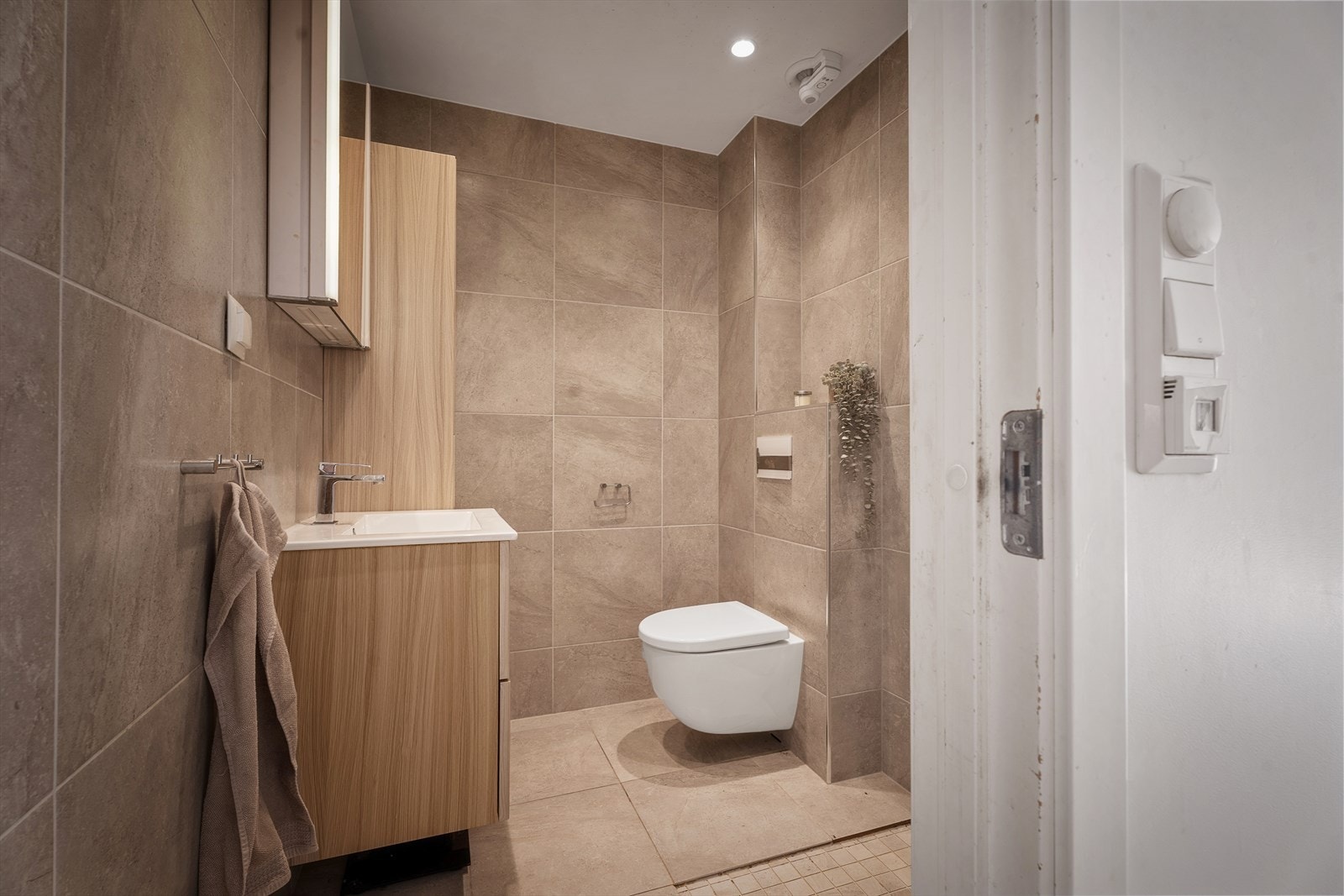 Huset har to bad, plassert i hver sin etasje og eget vaskerom i underetasje. Galleribilde