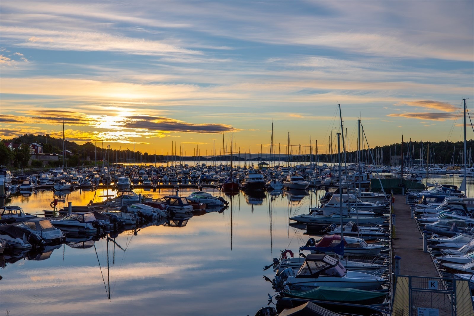 Leangbukta er utvidet med ca. 600 båtplasser som har økt mulighetene for både egen plass og leieplass betraktelig. Ellers kort vei til flere badeplasser i området. Galleribilde