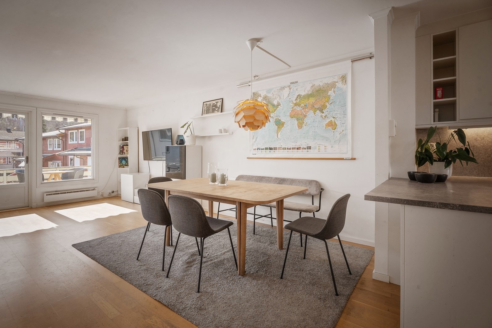 Fra stuen er det utgang til en romslig terrasse på ca. 18 m², som er sør- og vestvendt. Galleribilde