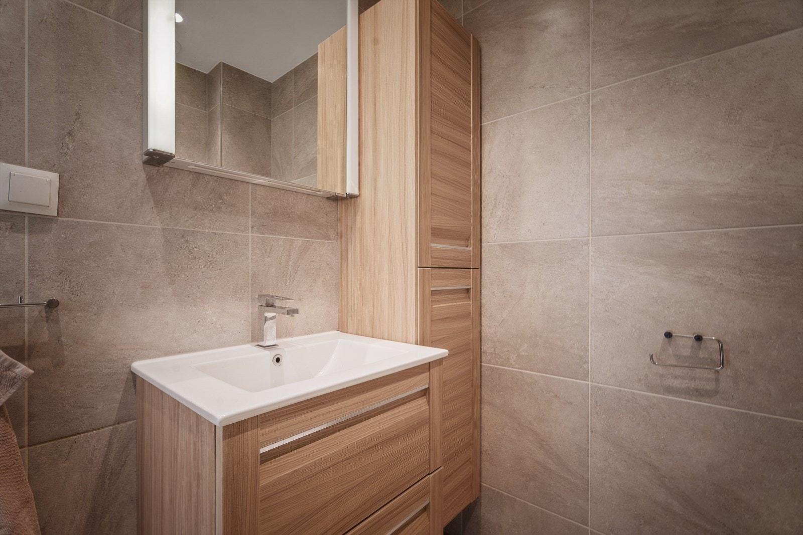 Pent flislagt bad med behagelig gulvvarme. Galleribilde