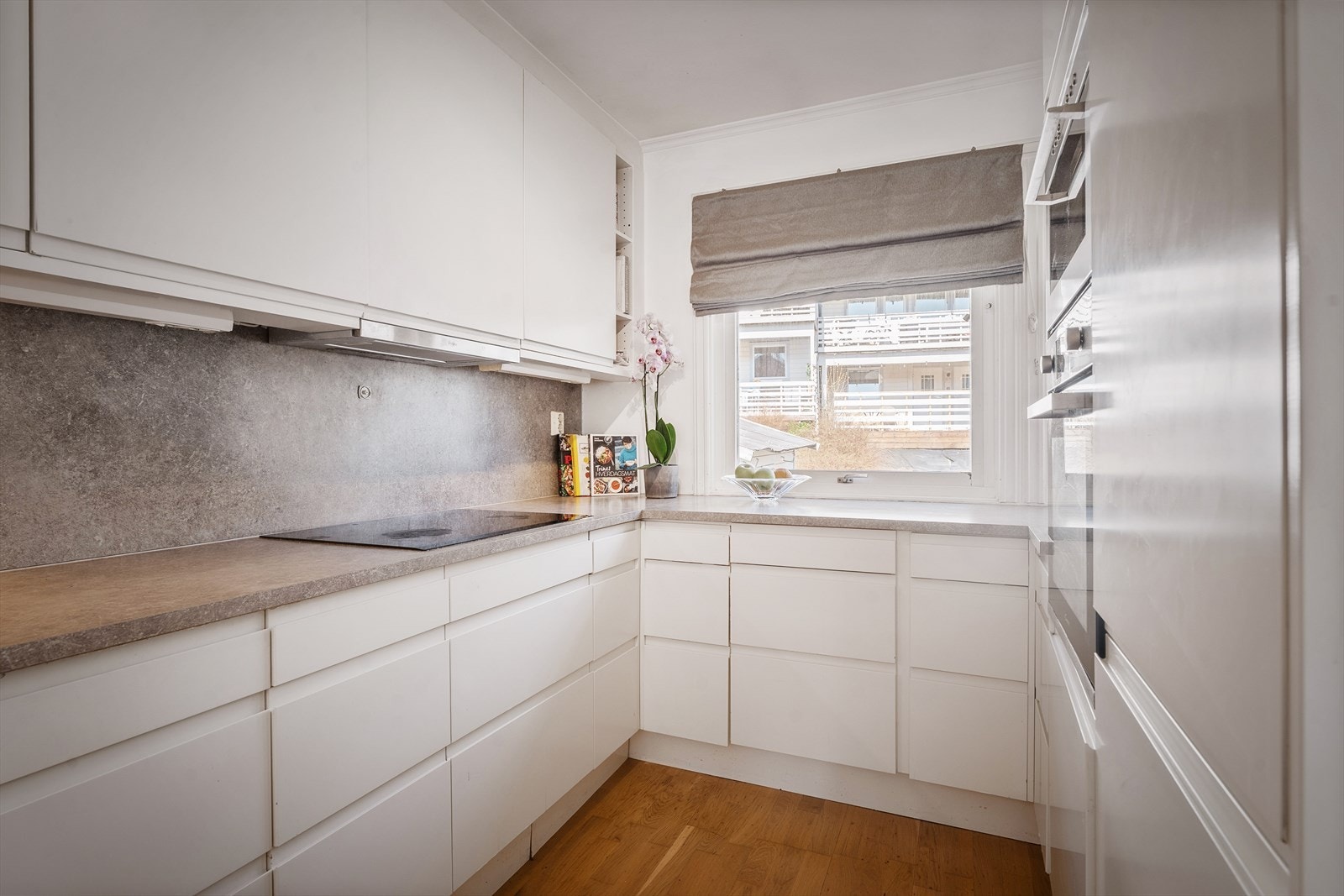 Kjøkkenet har rikelig med skap- og benkeplass, noe som gjør matlagingen både praktisk og hyggelig. Galleribilde