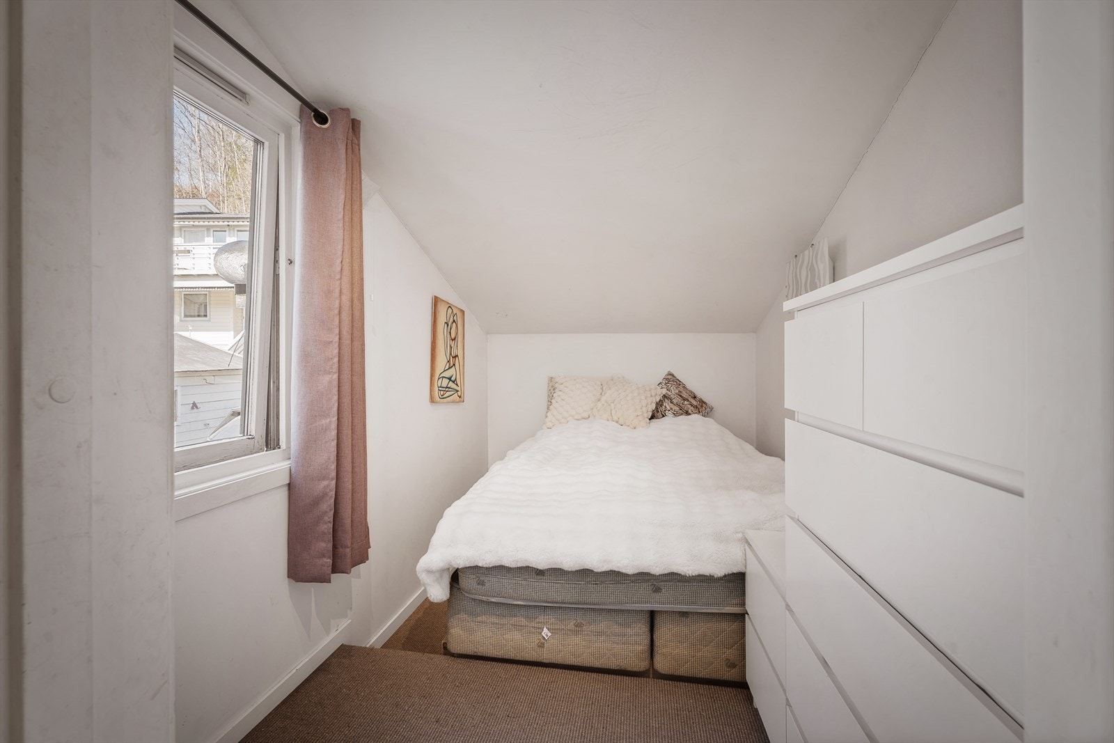 Det er fire rom som i dag er innredet som soverom, et i hovedetasje og tre i underetasje. Dette rommet er opprinnelig registrert som bod på originale byggetegninger. Galleribilde