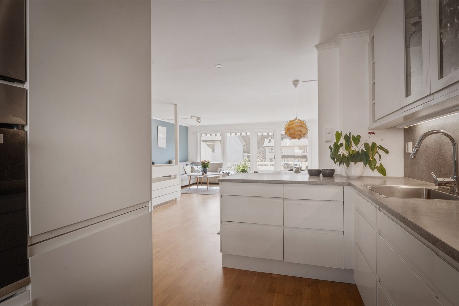 Lekkert kjøkken med stilrene, slette fronter og benkeplate i laminat. Galleribilde