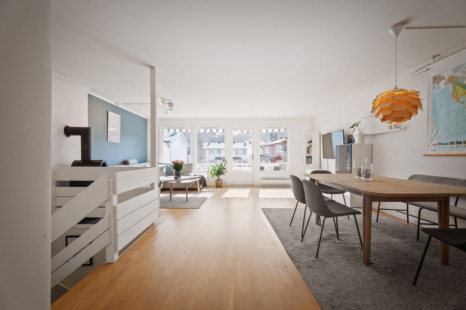 De store vindusflatene slipper inn rikelig med naturlig lys og gir rommet en herlig romfølelse. Galleribilde