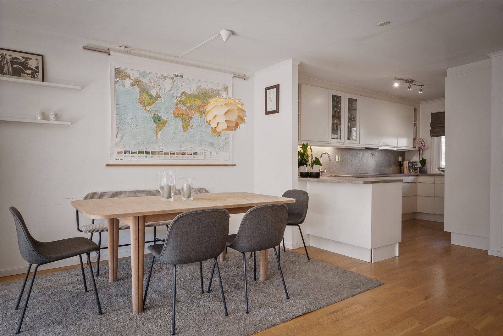 Åpen kjøkkenløsning gjør det lett å holde oversikt over barna ved matlagingen. Galleribilde