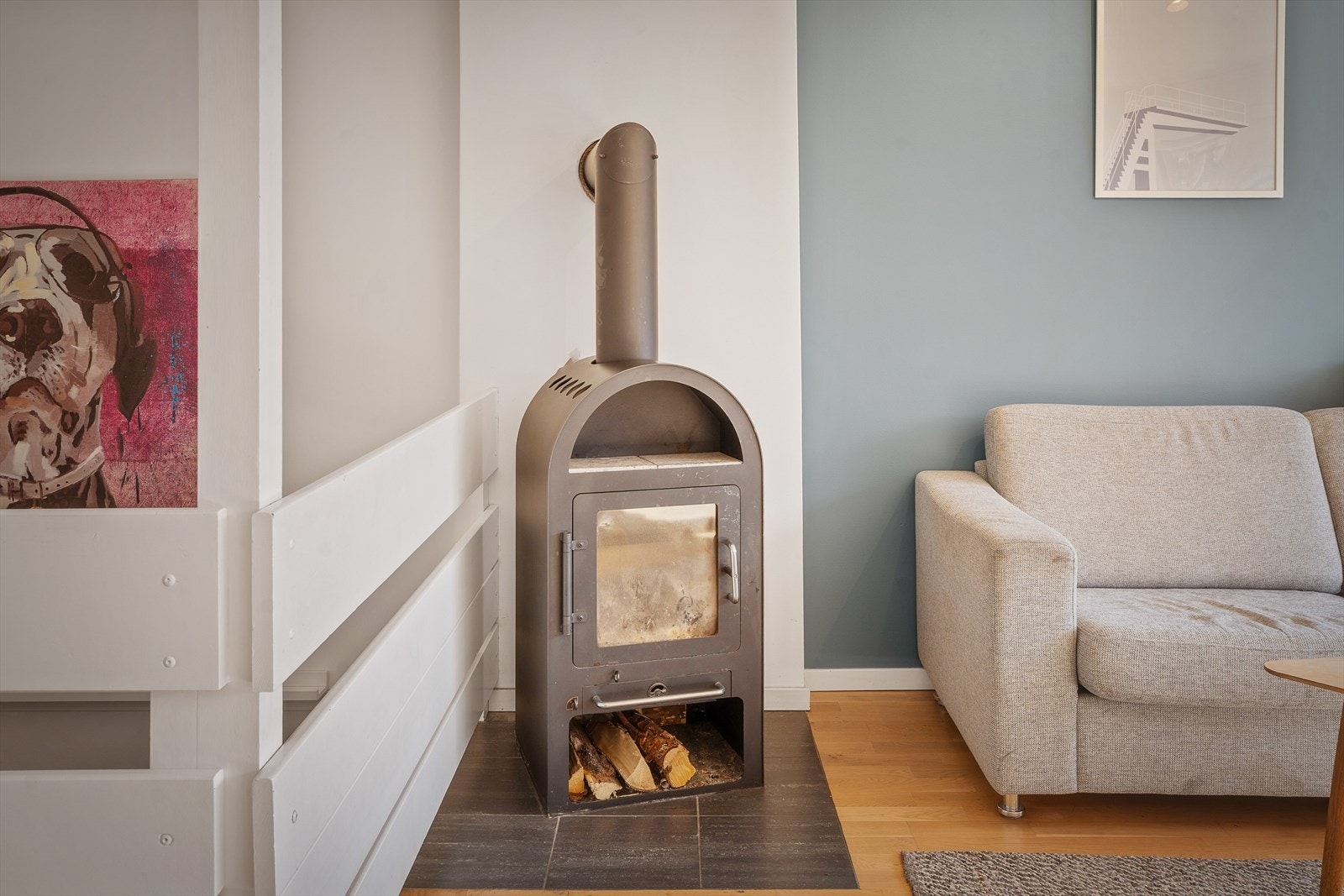 Det er montert en flott peis som gir godt med ekstra varme på kaldere dager. Galleribilde