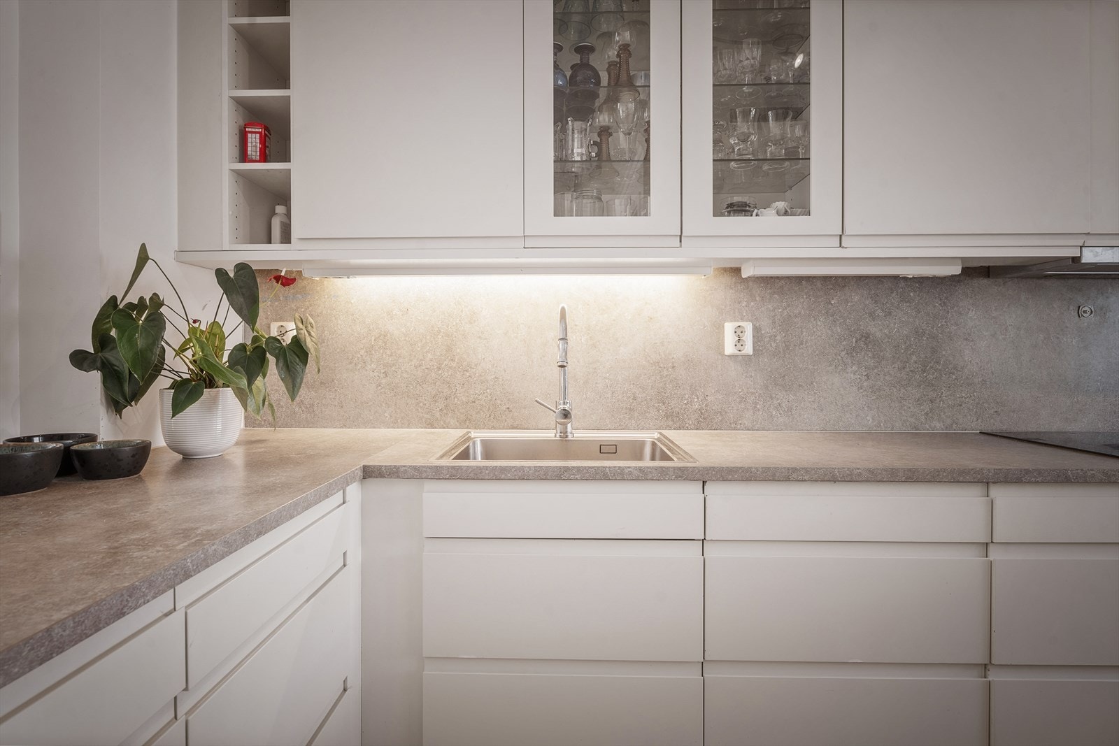 Kjøkkenet er velustyrt med integrerte hvitevarer som platetopp, oppvaskmaskin, stekeovn, mikrobølgeovn og kjøleskap. Galleribilde