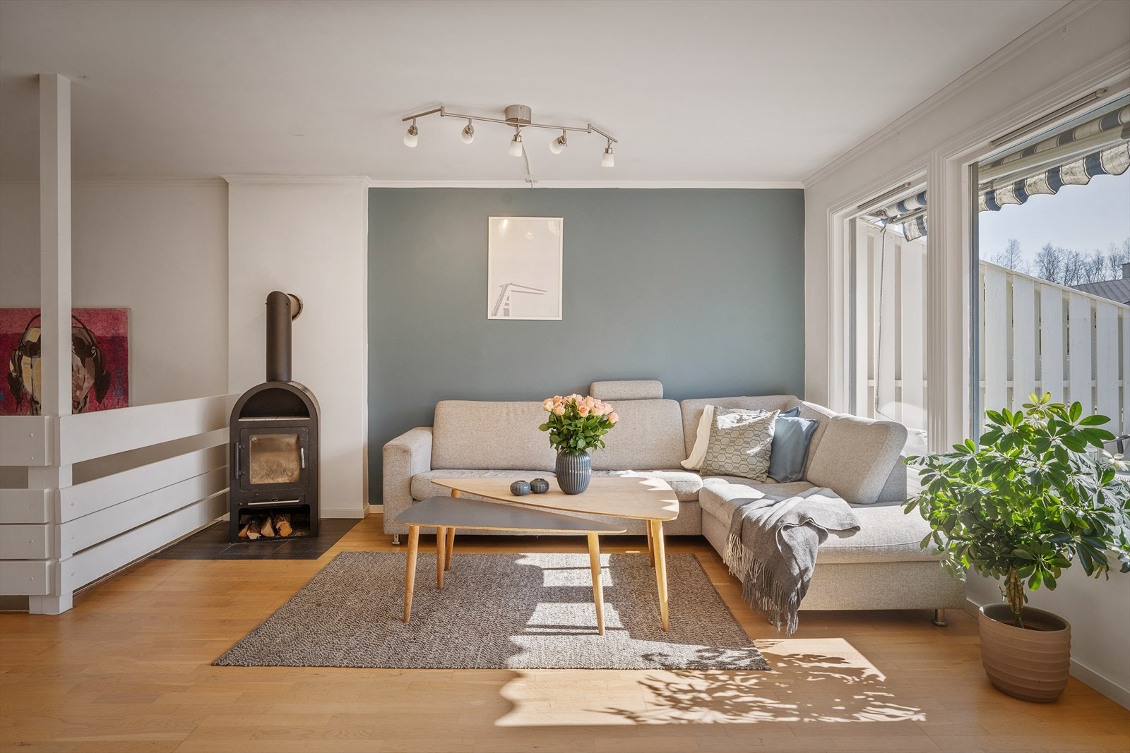 Her har vi gleden av å presentere et nydelig enderekkehus med solrik hjørnetomt i barnevennlige omgivelser. Galleribilde