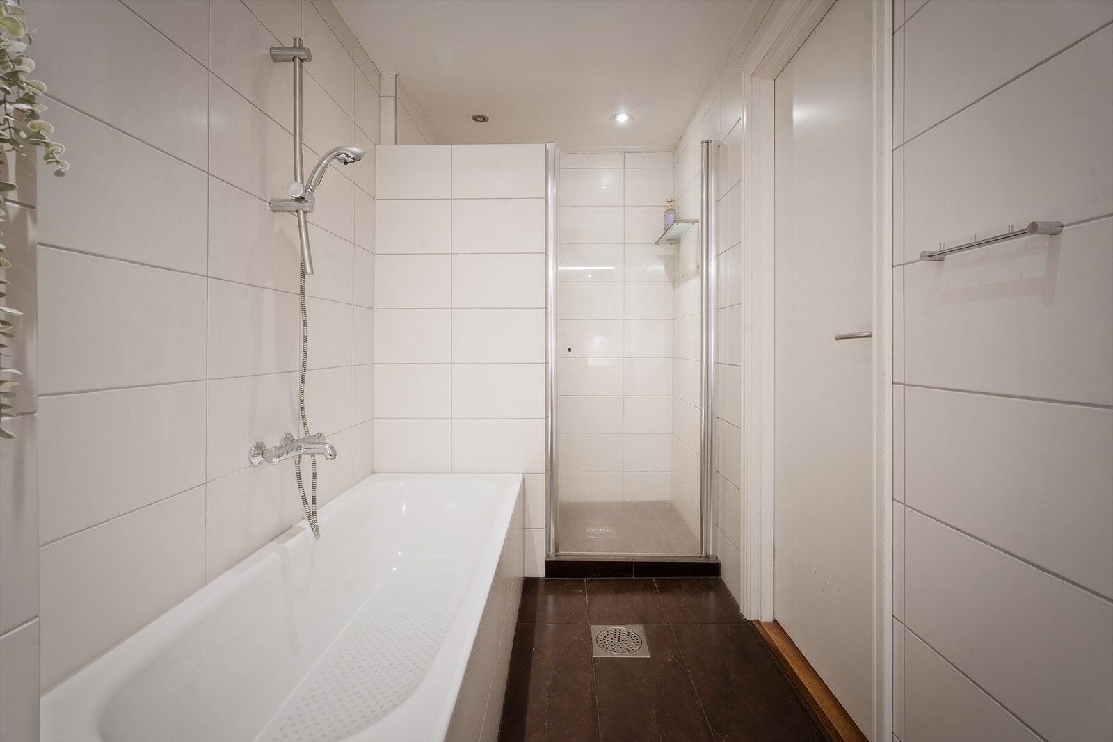 Det er pene fliser på vegger og gulv. Galleribilde