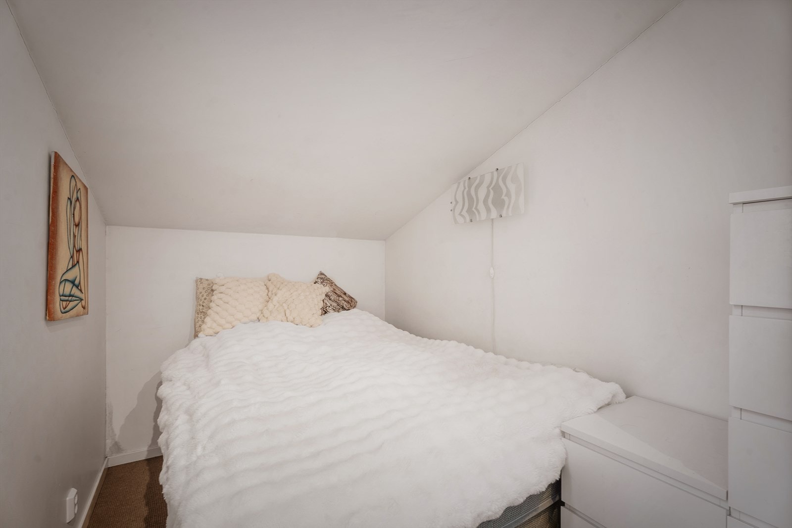 Rommet har god plass til dobbeltseng med garderobeløsning. Galleribilde