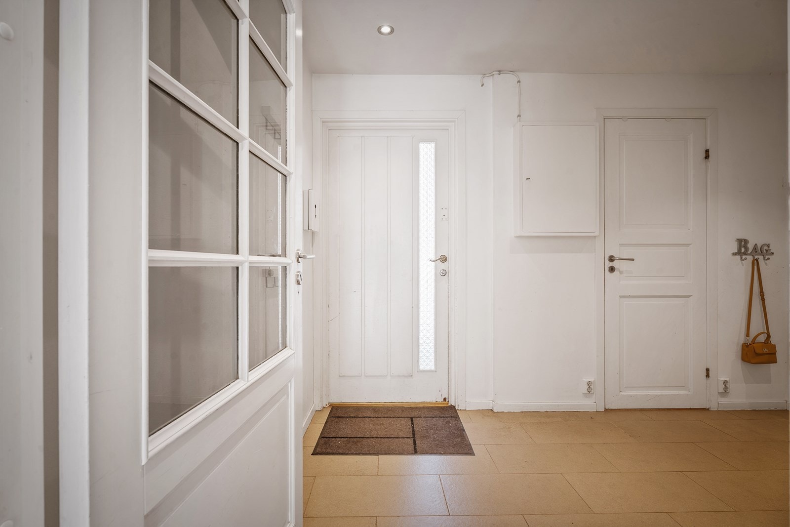 Velkommen inn. Førsteinntrykket er en lys og hyggelig entré med god plass til å henge fra seg ytterklær og sko i medfølgende skyvedørsgarderobe. Galleribilde